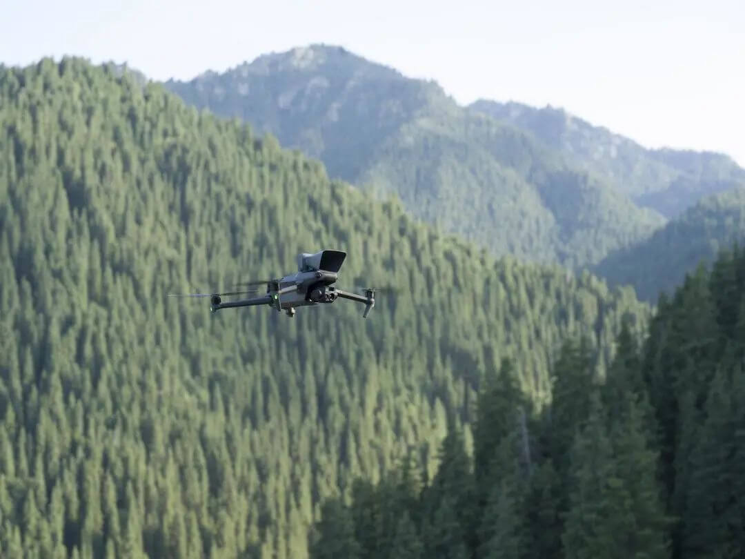 搭载喊话器的 Mavic 3T 无人机